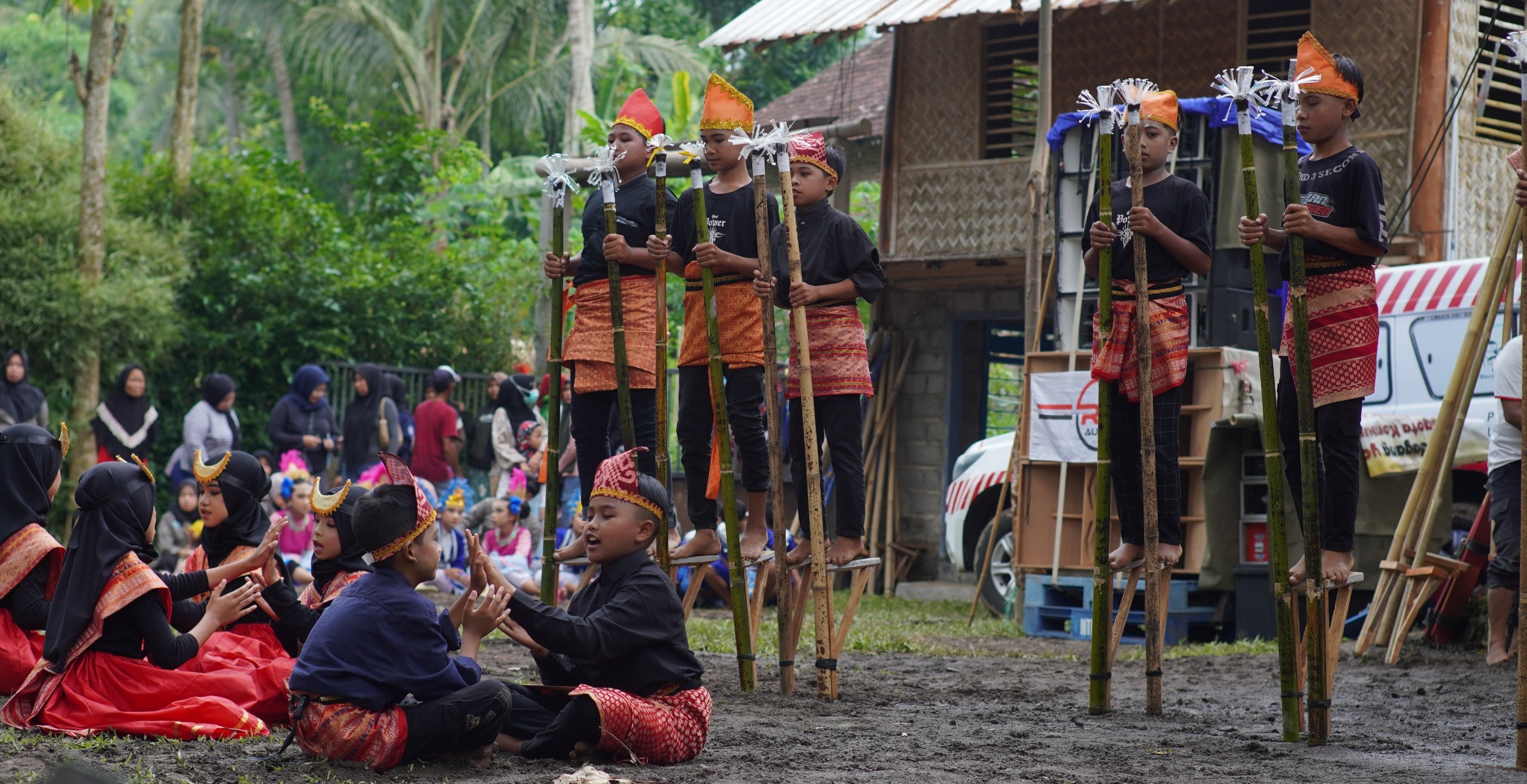 LINCAH:&nbsp;Salah satu tim peserta Festival Egrang XII menunjukkan kepiawaian dan kreatifitas dalam koreografi tarian egrang