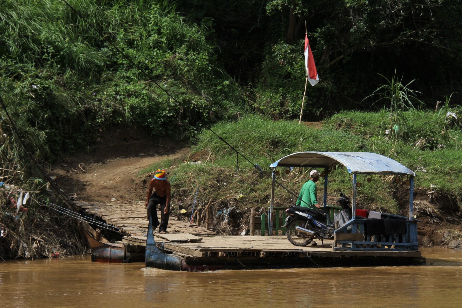 KEMBALI BERFUNGSI: Setelah jembatan diperbaiki, getek Gladak Korek milik Sulaiman kembali bisa beroperasi sejak Kamis (19/12) lalu. (JUMAI/RJ)