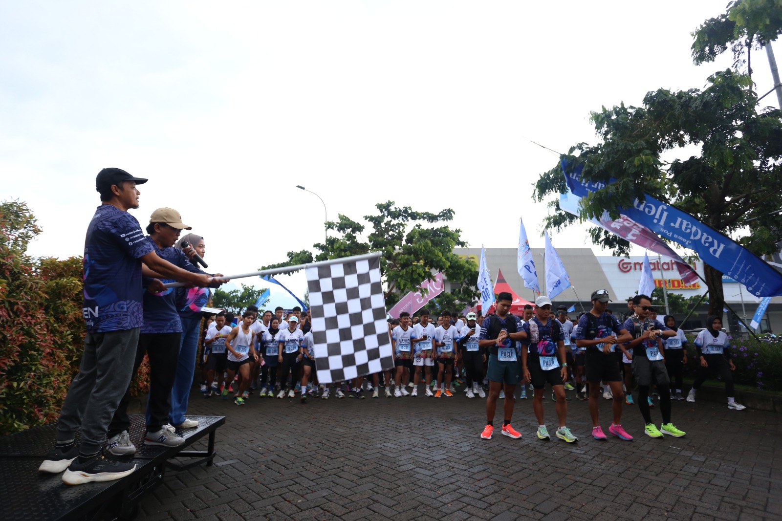 DIAPRESIASI BANYAK PIHAK: Direktur Jawa Pos Radar Jember Abdul Choliq Baya bersama General Manager MS Rasyid melepas para runner yang keliling kota Bondowoso, dengan start-finish Citiplaza Bondowoso,