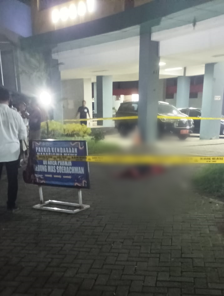 SUDAH DIPASANG GARIS POLISI: Kondisi halaman gedung di Unej, jenazah mahasiswa FISIP yang baru saja diduga bunuh diri dengan loncat. (DOK FOTO ISTIMEWA)