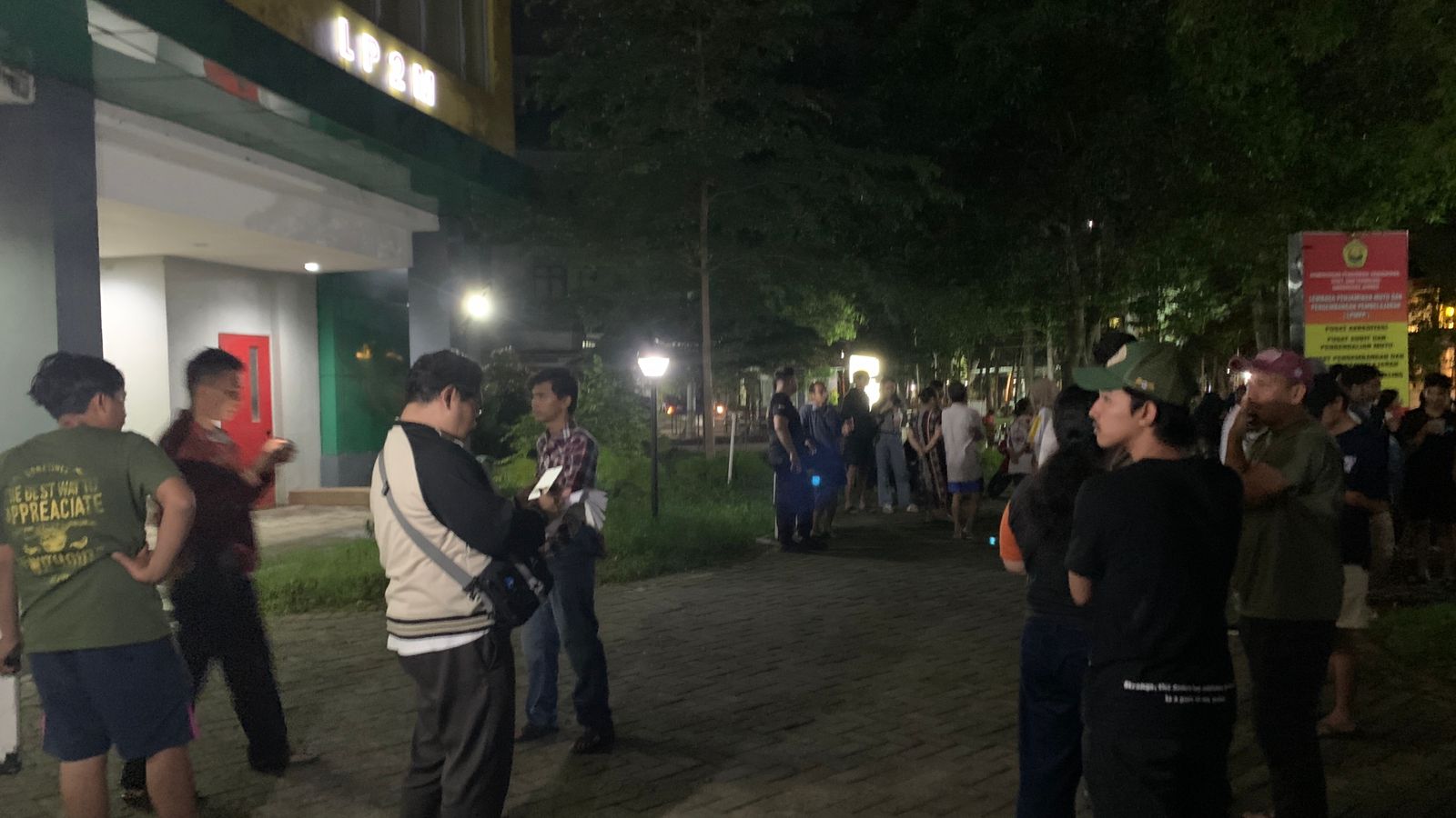 DALAM PENYELDIKAN: Suasana di sekitar lokasi mahasiswa bunuh diri, di Gedung CDAST Unej, kemarin.