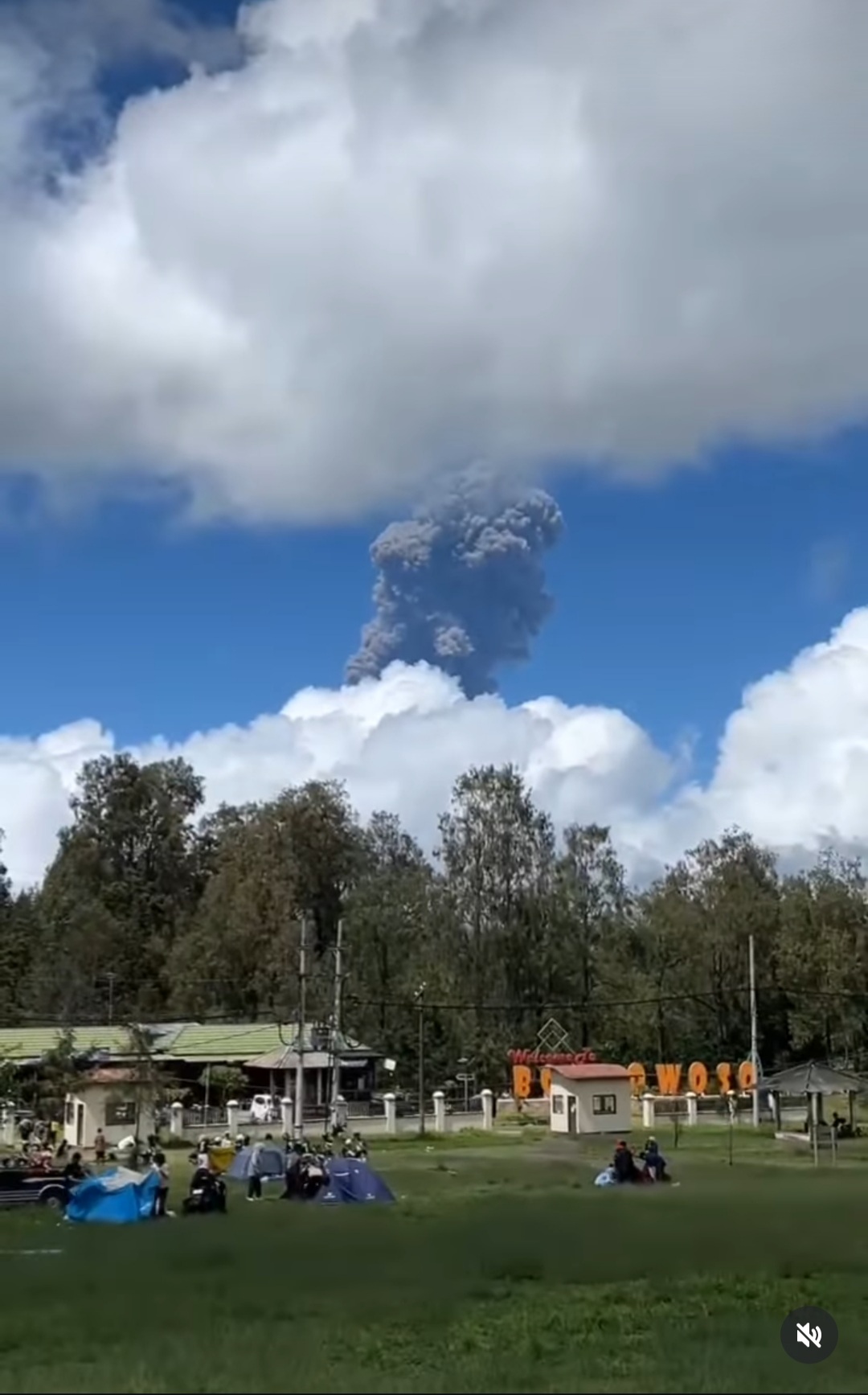 KELUARKAN ASAP: Detik detik gunung raung saat terjadi erupsi, (24/12)