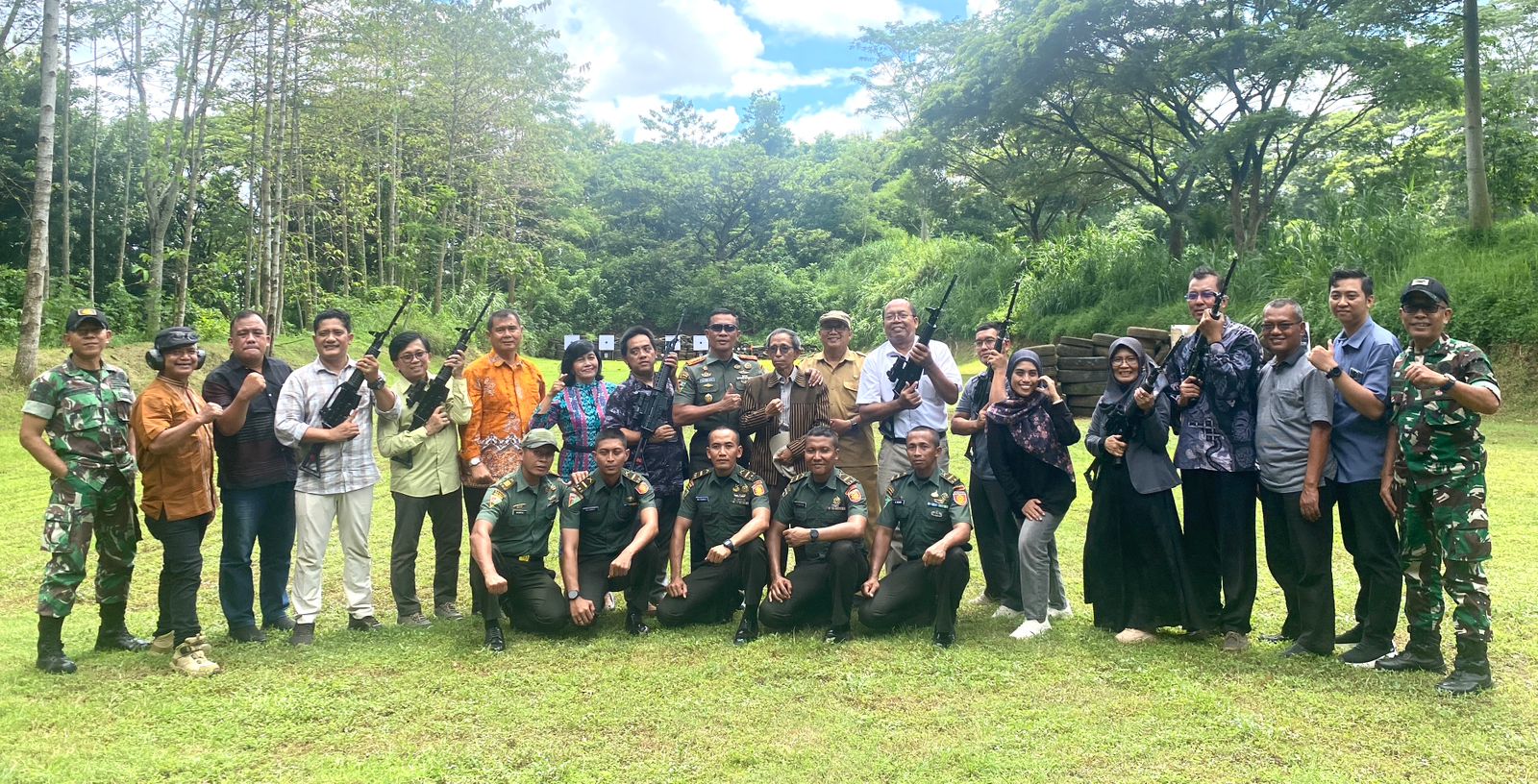 Belasan anggota IADIA FISIP Unej usai dilatih menembak di Markas Brigif 9/DY/2 Kostrad Selasa (24/12).