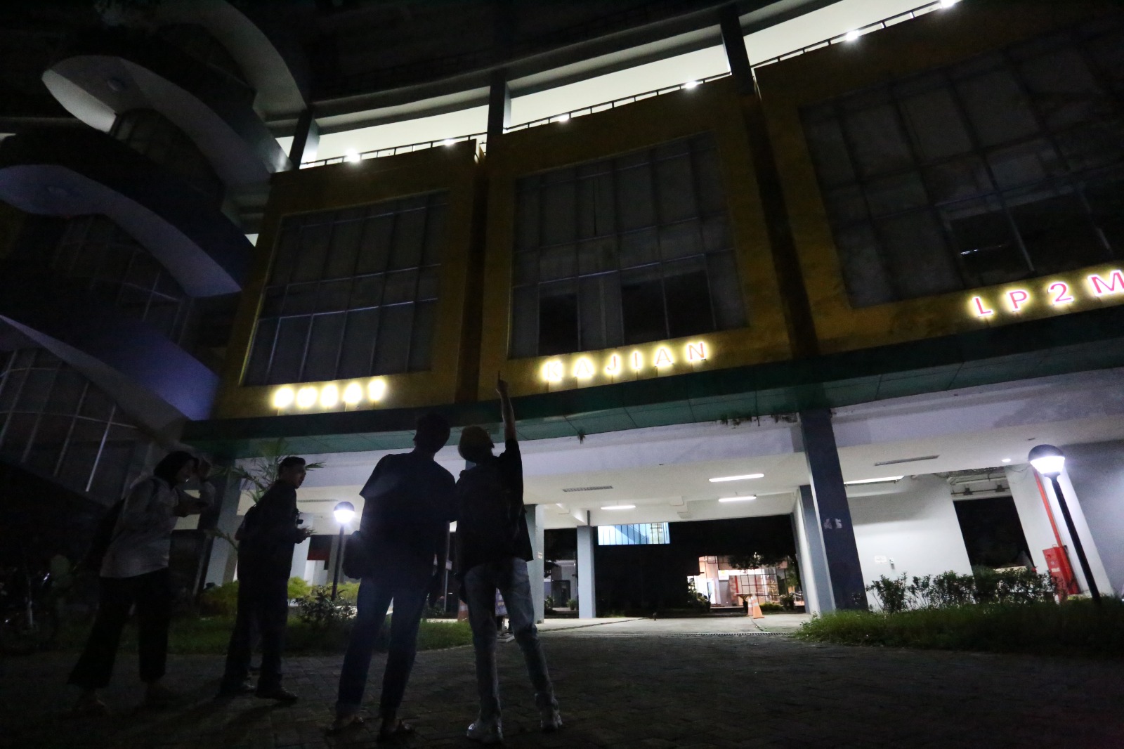 DALAM PENYELIDIKAN: Areal gedung C-RiSSH Unej menjadi saksi bisu meninggalnya DN, mahasiswa FISIP Unej yang diduga bunuh diri.