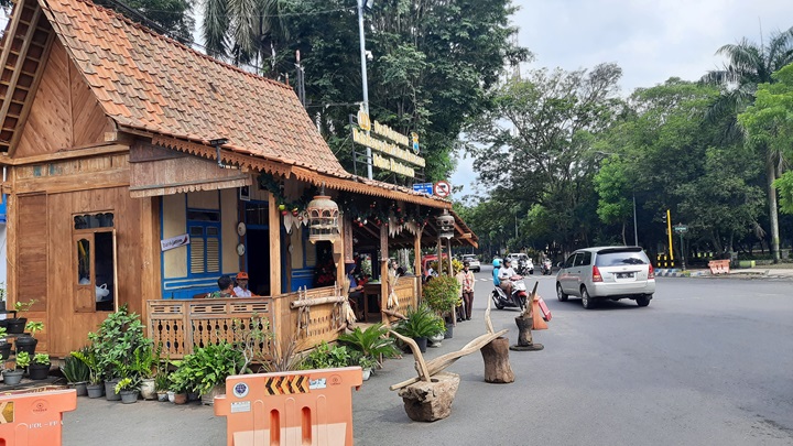 SIAP SIAGA: Para personil saat standby di pos pelayanan yang ada di taman kota, kemarin (23/12).