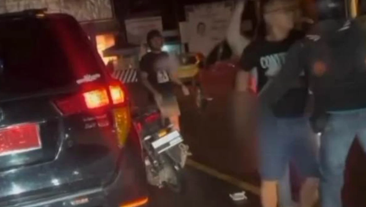 Tangkapan layar video viral Kajari Kediri ketika dihadang dua orang tak dikenal. Hingga mobilnya digedor dan keluarganya merasa terancam. (DOK ISTIMEWA)