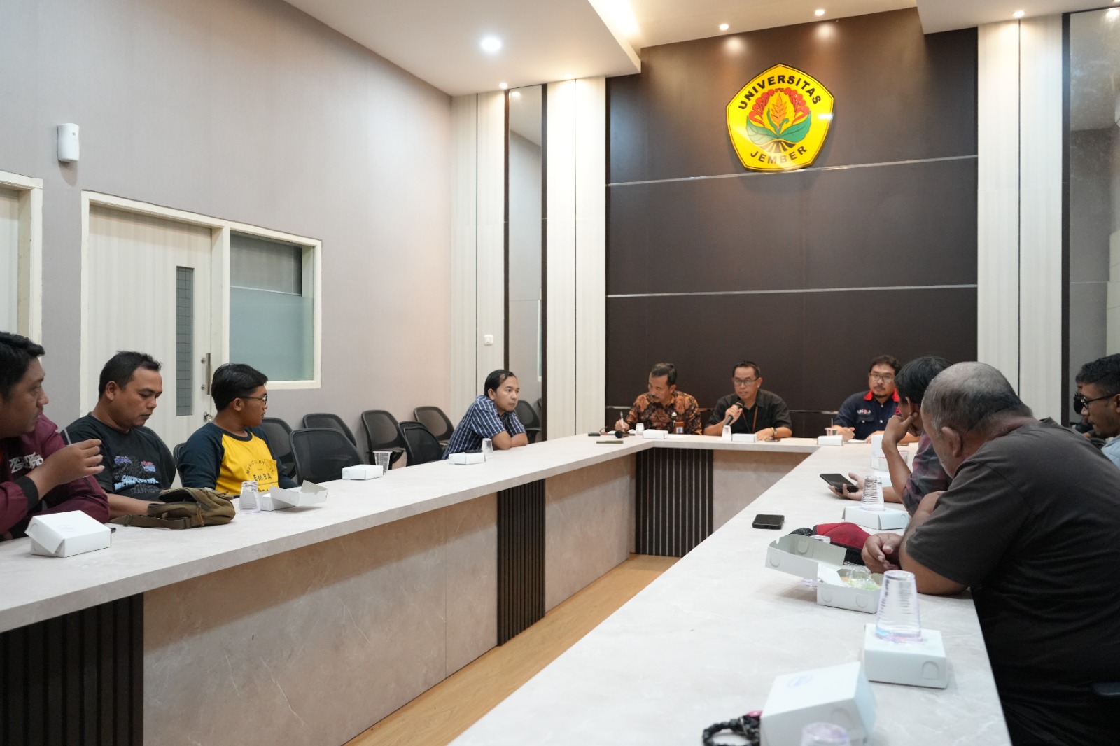 GELAR RILIS: Pihak Universitas Jember menggelar rilis usai kejadian mahasiswanya yang loncat dari lantai 8.