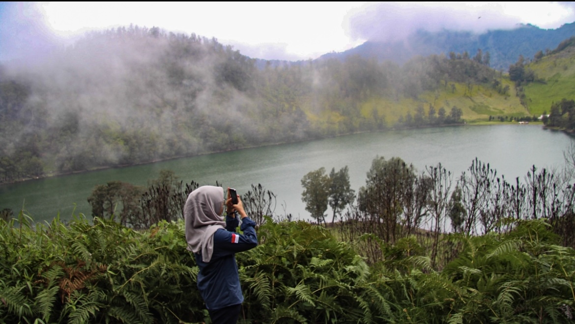 ABADIKAN: Suasana jalur pendakian Gunung Semeru yang saat ini telah resmi dibuka.(MUHAMMAD HASBI/RAME)