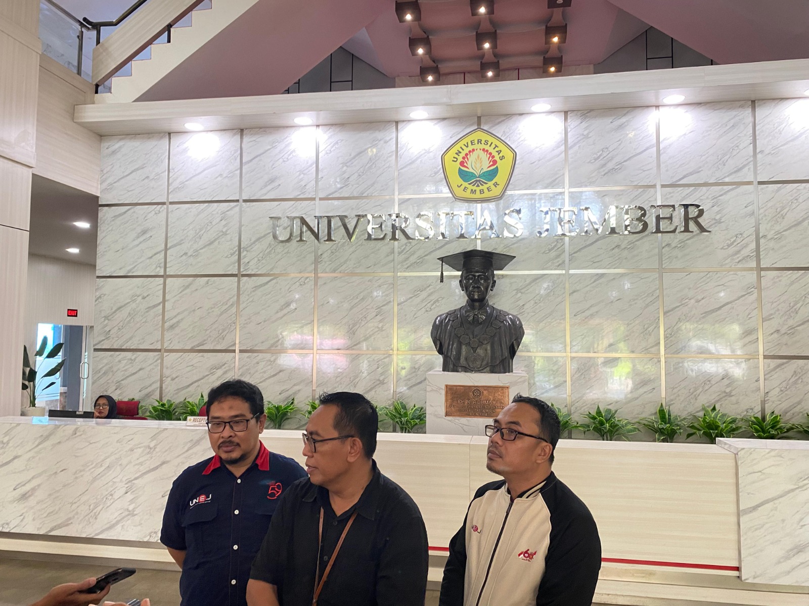 BERI PENJELASAN: Akademisi Unej menjelaskan kasus mahasiswa yang bunuh diri.