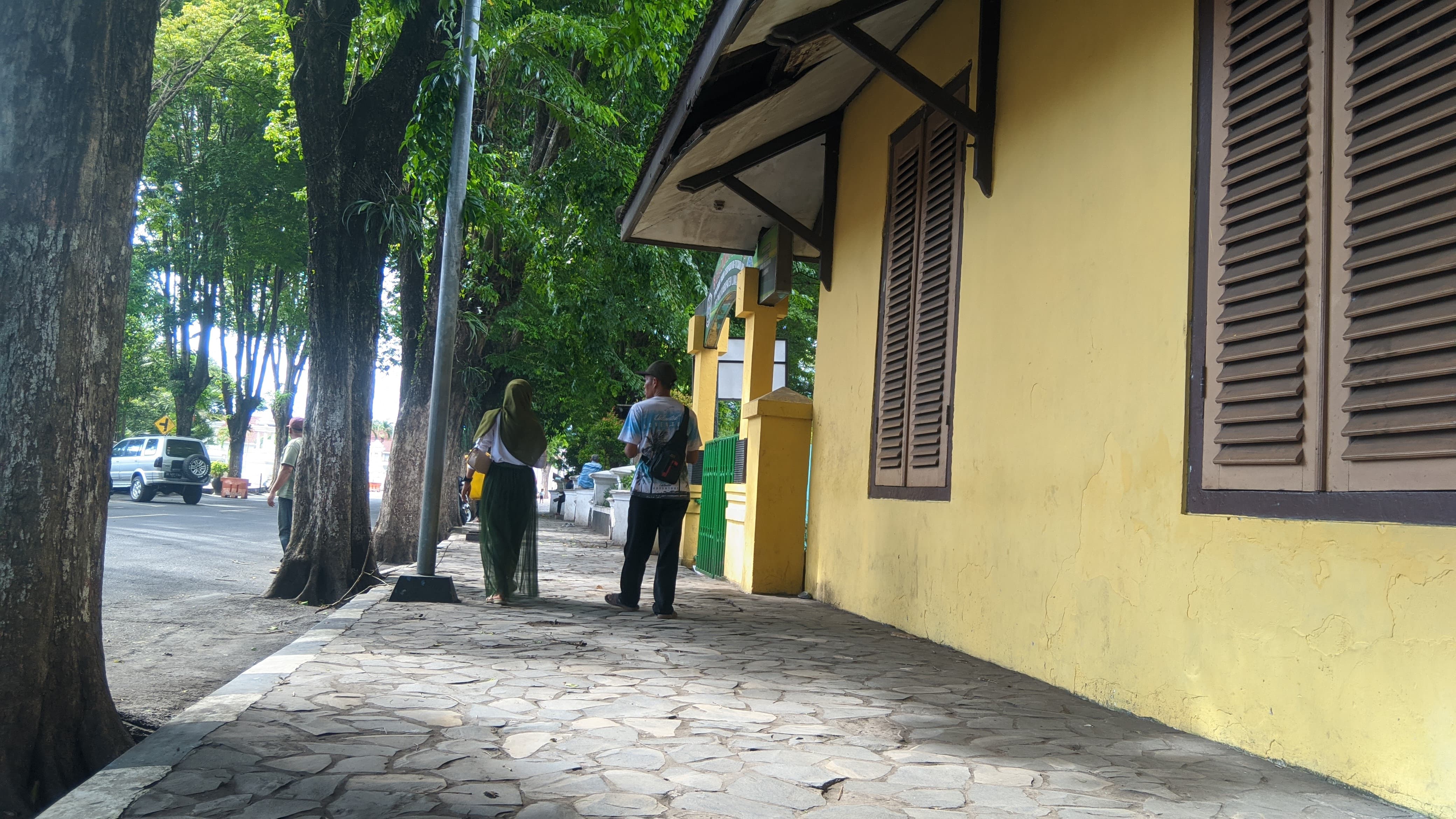 SEPI: Penampakan sekitar Alun-alun Lumajang yang dinilai minim perhatian ke disabilitas.(ADE APRYANIS/RAME)