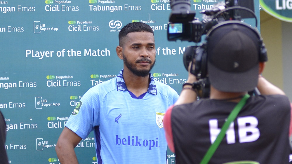 Pemain senior Persela Lamongan Hasyim Kipuw punya harapan besar untuk suporter Persela di lanjutan Liga 2 musim ini. (DOK PT LIB)