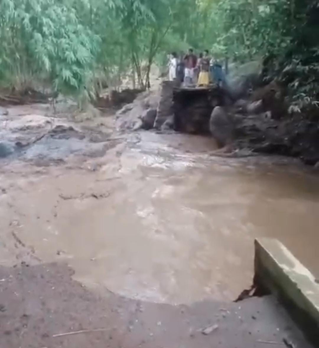 TERPUTUS: Salah satu jembatan yang terputus akibat banjir hari Minggu (22/12) lalu.