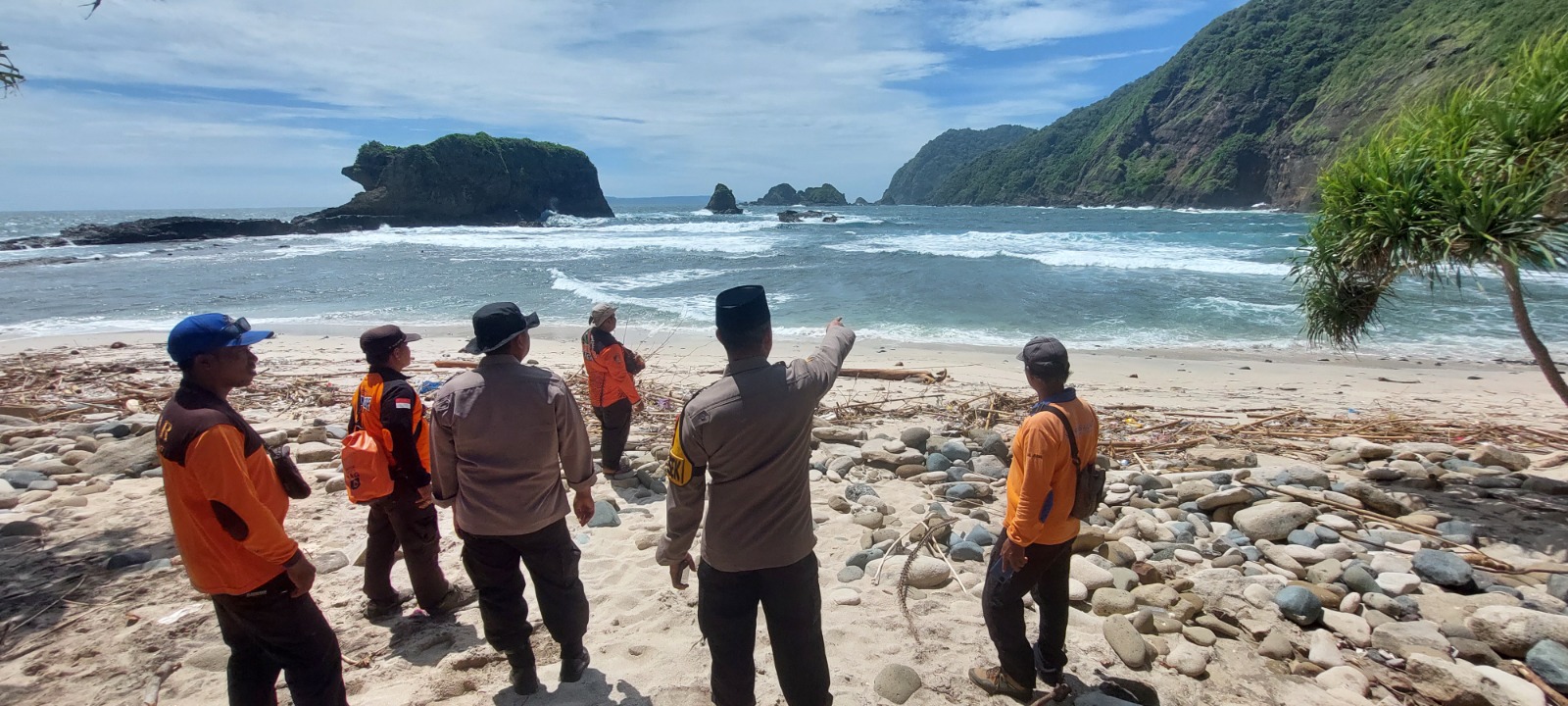 ANGIN KENCANG: Kapolsek Ambulu AKP Tanto bersama anggota dan SAR Rimba Laut di Pantai Malikan, Papuma, Desa Lojejer, Kecamatan Wuluhan. (JUMAI/RJ)
