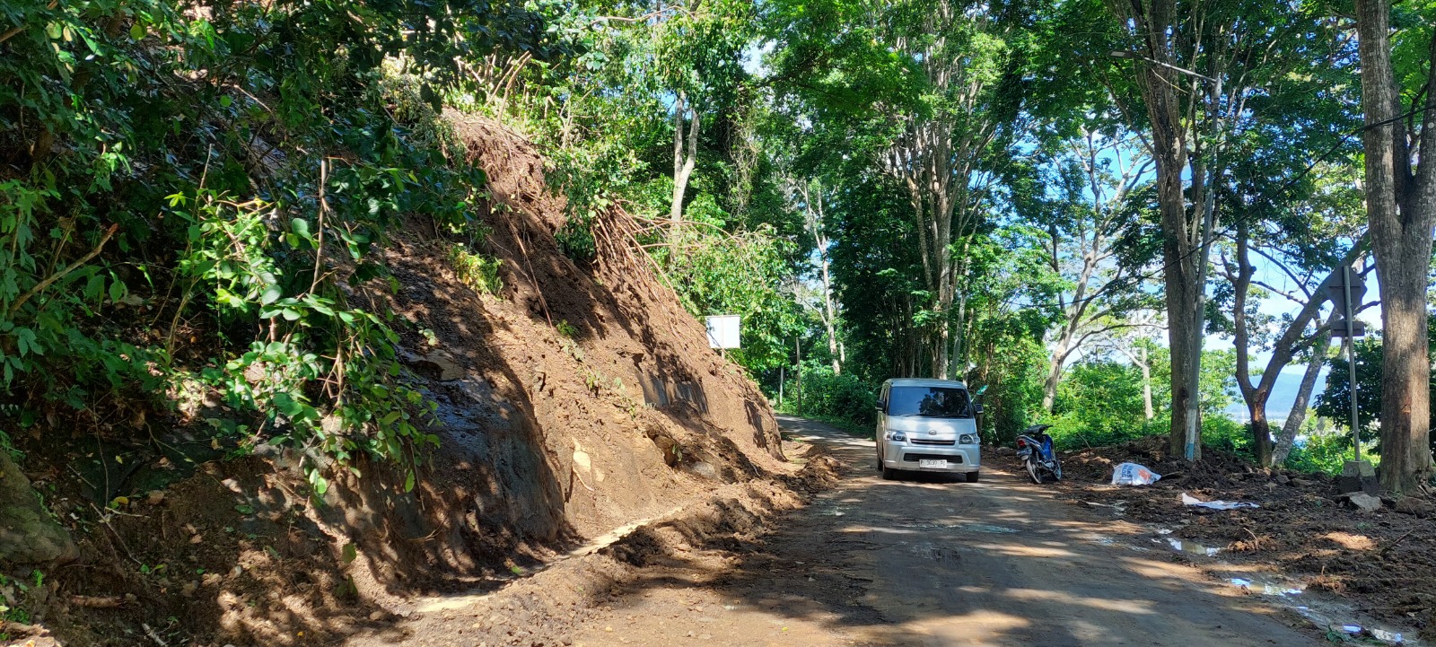 HARUS HATI-HATI: Pengunjung yang hendak ke Pantai Papuma di Desa Lojejer, Kecamatan Wuluhan, harus ekstra hati-hati karena ada tebing yang rawan longsor. (JUMAI/RJ)
