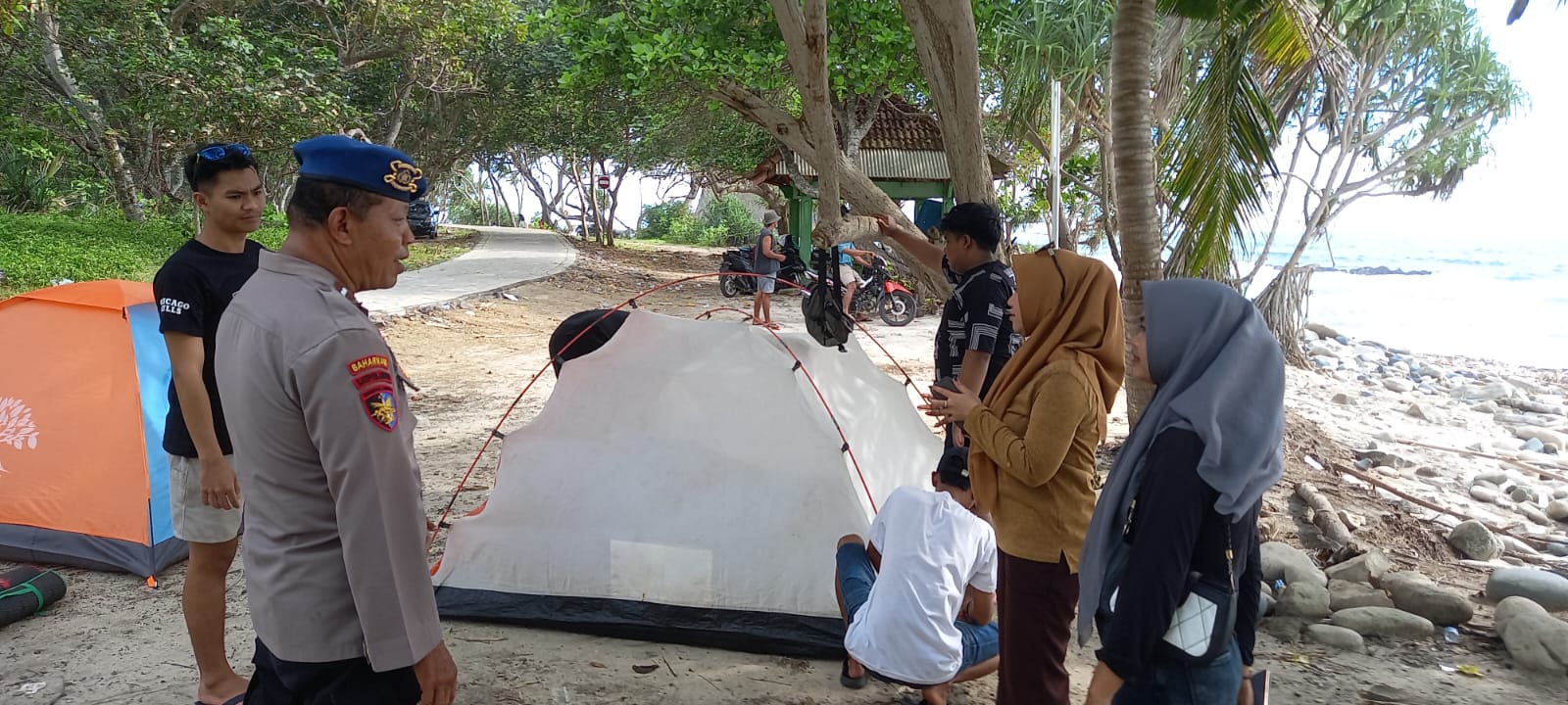 RAWAN: Pengunjung yang hendak ke Pantai Papuma di Desa Lojejer, Kecamatan Wuluhan, diimbau lebih waspada dan dilarang mandi di laut. (JUMAI/RJ)
