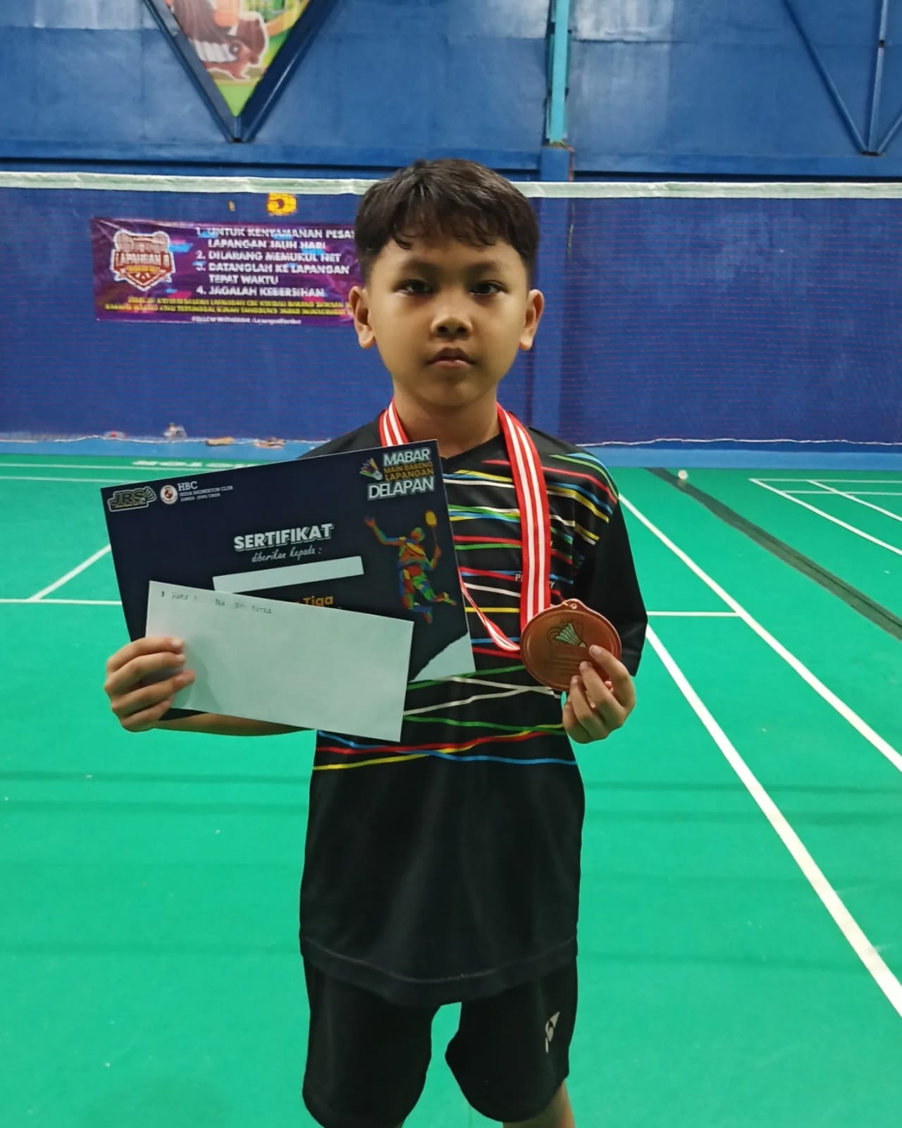 PENCAPAIAN: Atlet Badminton Rafa saat menunjukkan sejumlah prestasi dari berbagai kejuaraan.(TEGUH FOR RAME)