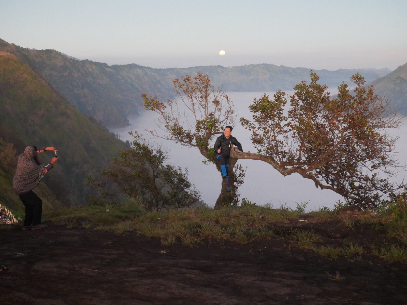 MENAWAN: Pesona bukit B29 atau bukit diatas awan yang terletak di Desa Argosari Kecamatan Senduro sempat ramai jadi jujugan wisatwan.(MUHAMMAD SIDKIN ALI/RADAR JEMBER)
