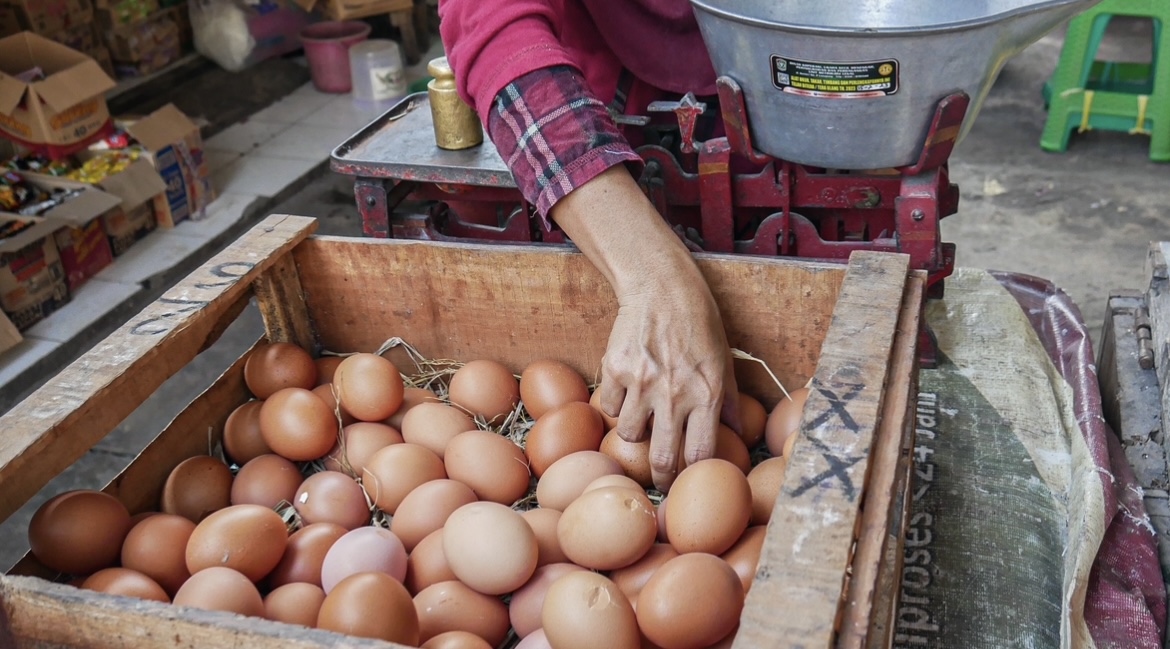 KEBUTUHAN: Salah satu pegadang menjual telur ayam ras di pasar Lumajang, kemarin.(MUHAMMAD HASBI/RAME)