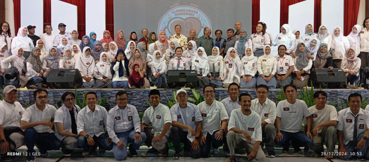 RUKUN: Seluruh alumni 99 SMA Negeri Bondowoso foto bersama ketika kumpul bareng pada acara 25 th and Still Connected 1999-2024 (passion of silver class 99) di SMA Negeri 2 Bondowoso, Sabtu (28/12).