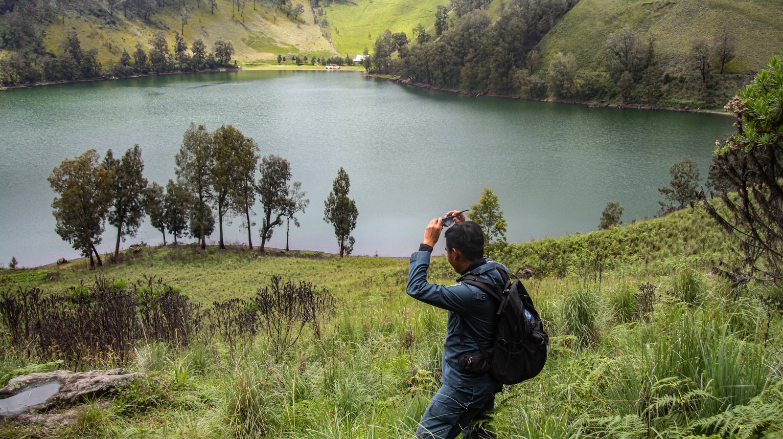 MENIKMATI: Petugas Taman Nasional Bromo Tengger Semeru (TNBTS) mengabadikan pesona Ranu Kumbolo saat pertama kali dibuka, Senin (23/12). (HASBI/RJ)