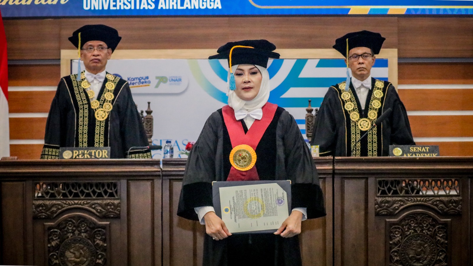 GELAR AKADEMISI: Kajati Jatim, Prof Dr Mia Aminati yang baru dikukuhkan sebagai guru besar kehormatan oleh&nbsp; Universitas Airlangga (Unair). Pada acara tersebut juga dihadiri oleh Bupati Jember Hendy