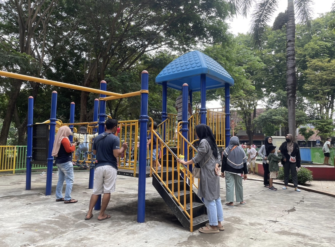 SERU: Sejumlah warga saat memanfaatkan fasilitas permainan play ground yang ada di Alun-alun Lumajang.(ADE APRYANIS/RAME)