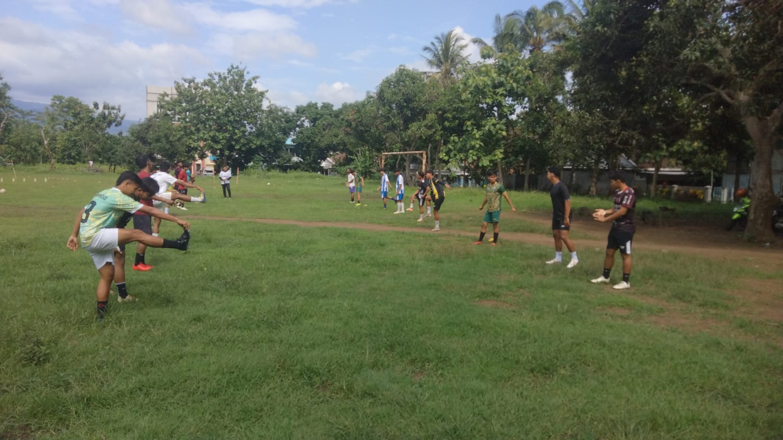 MASIH OPTIMISTIS: Skuad Persebo Muda Bondowoso Ketika berlatih rutin di Lapangan Perintis. Di Liga 4 zona Jatim musim ini, mereka tergabung di Grup A bermain di Stadion Diponegoro Banyuwangi.