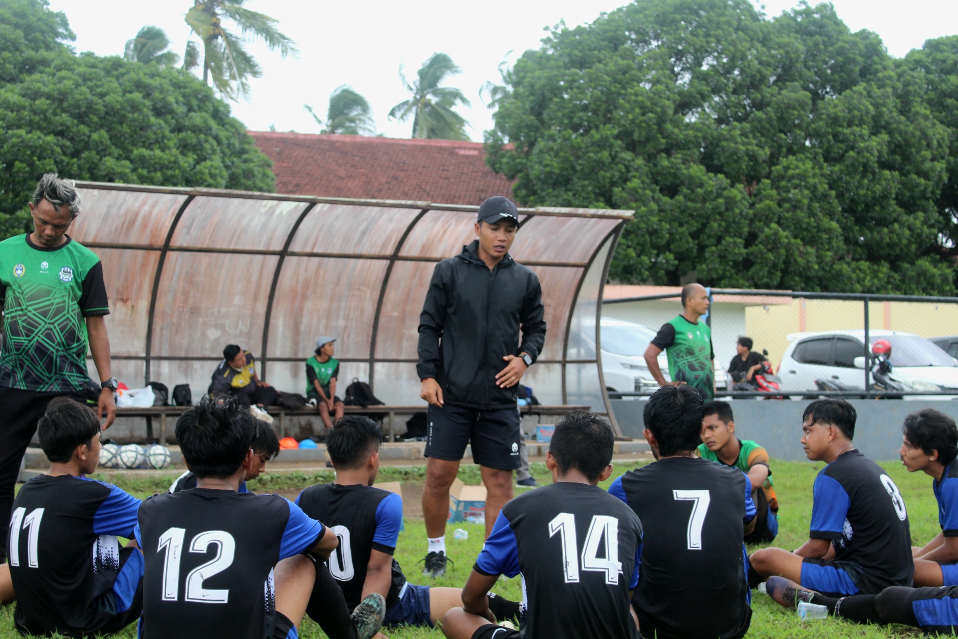 JADI HEAD COACH: Sabeq Fahmi Ketika memberikan intruksi kepada anak asuhnya Persebo 1964 di Stadion Magenda Bondowoso dalam pertandingan uji coba beberapa waktu lalu.