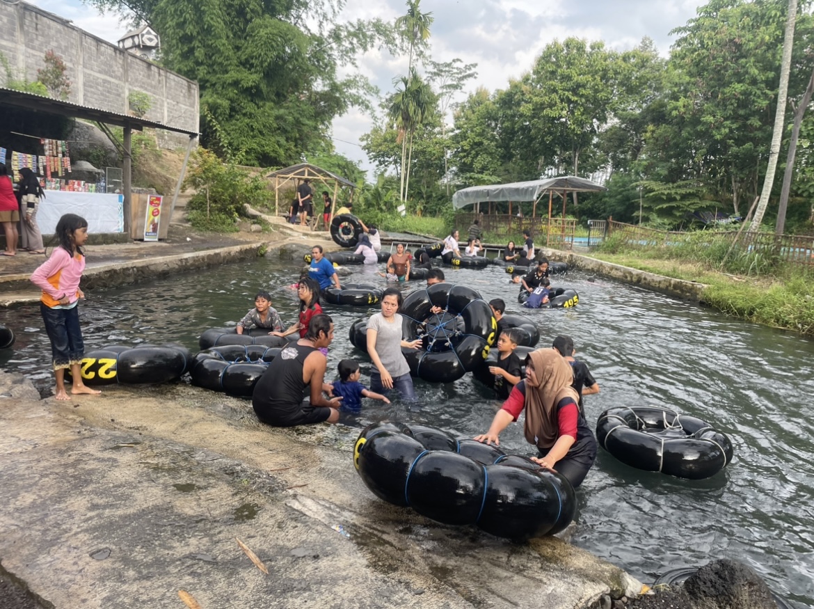 Potensi wisata yang dikelola Badan Usaha Milik Desa (BUMDes) di Lumajang rupanya kian melesat. Tak heran, jika jumlah pendapatan dan kunjungan wisata tiap tahunnya terus meningkat. Karena banyak inova