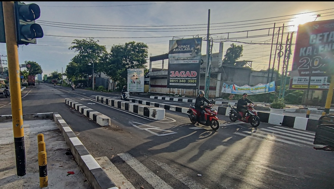 TERBATAS: Penampakan wajah baru jalan di simpang tiga Tukum menuju JLT yang sudah diperkecil. (MUHAMMAD HASBI/RAME)