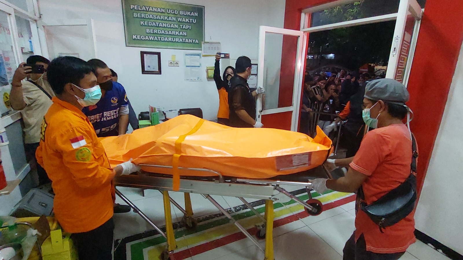 EVAKUASI: Jenazah Hariyanto, warga Tegal Besar, dibawa ke RSD dr Soebandi setelah ditemukan mengapung di pintu Dam Talang, Desa/Kecamatan Jenggawah, Minggu (29/12). (JUMAI/RJ)