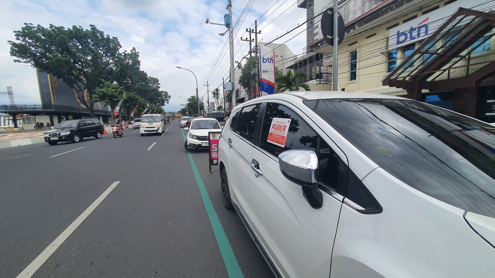 TAK PATUH: Sejumlah kendaraan ditempel stiker imbauan untuk tidak parkir sembarangan. (AZKAL/RJ)