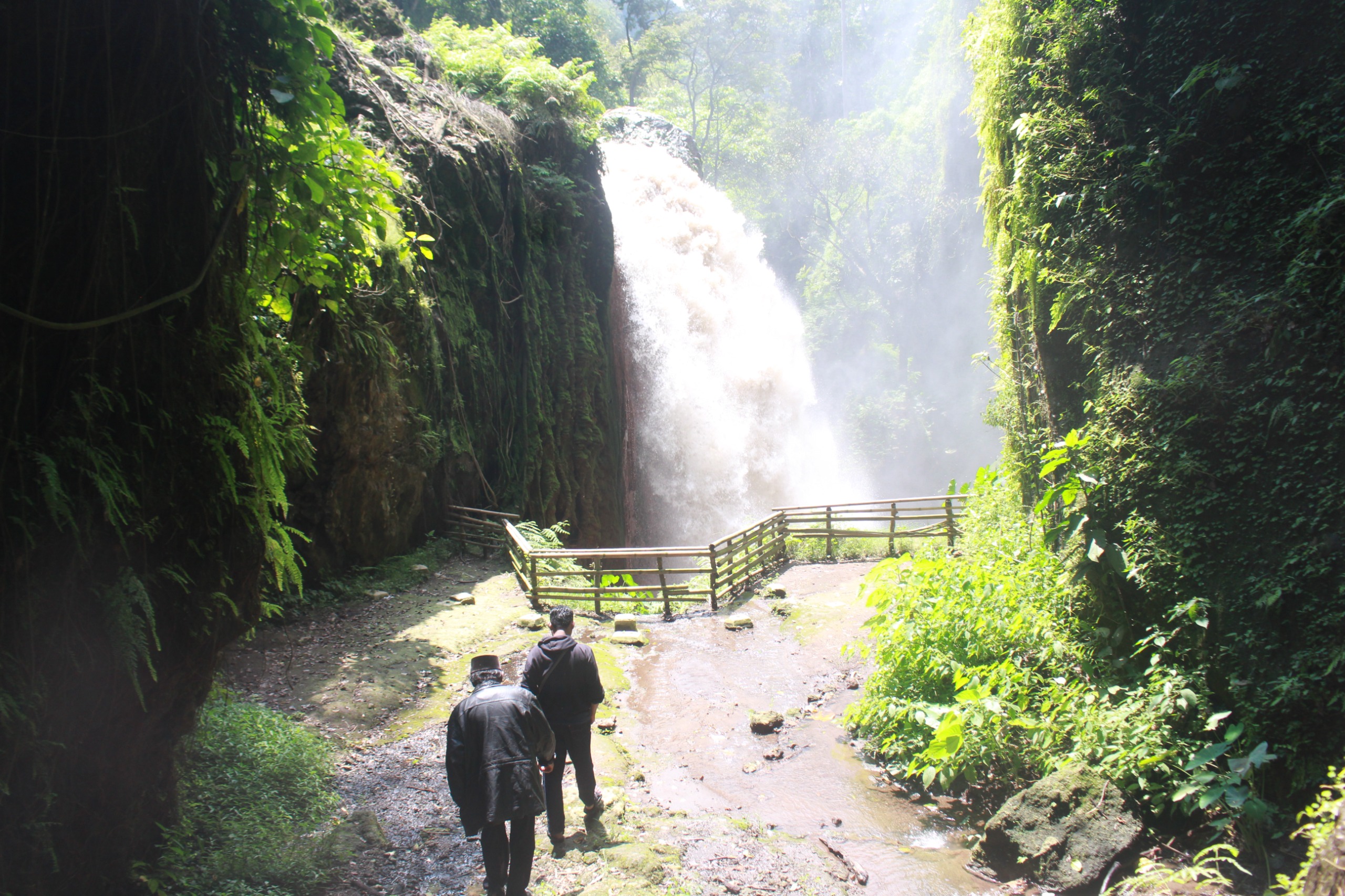 MASIN FAVORIT: Air Terjun Blawan di Kecamatan Ijen masih menjadi salah satu jujugan favorit bagi wisatawan ketika berada di Ijen.