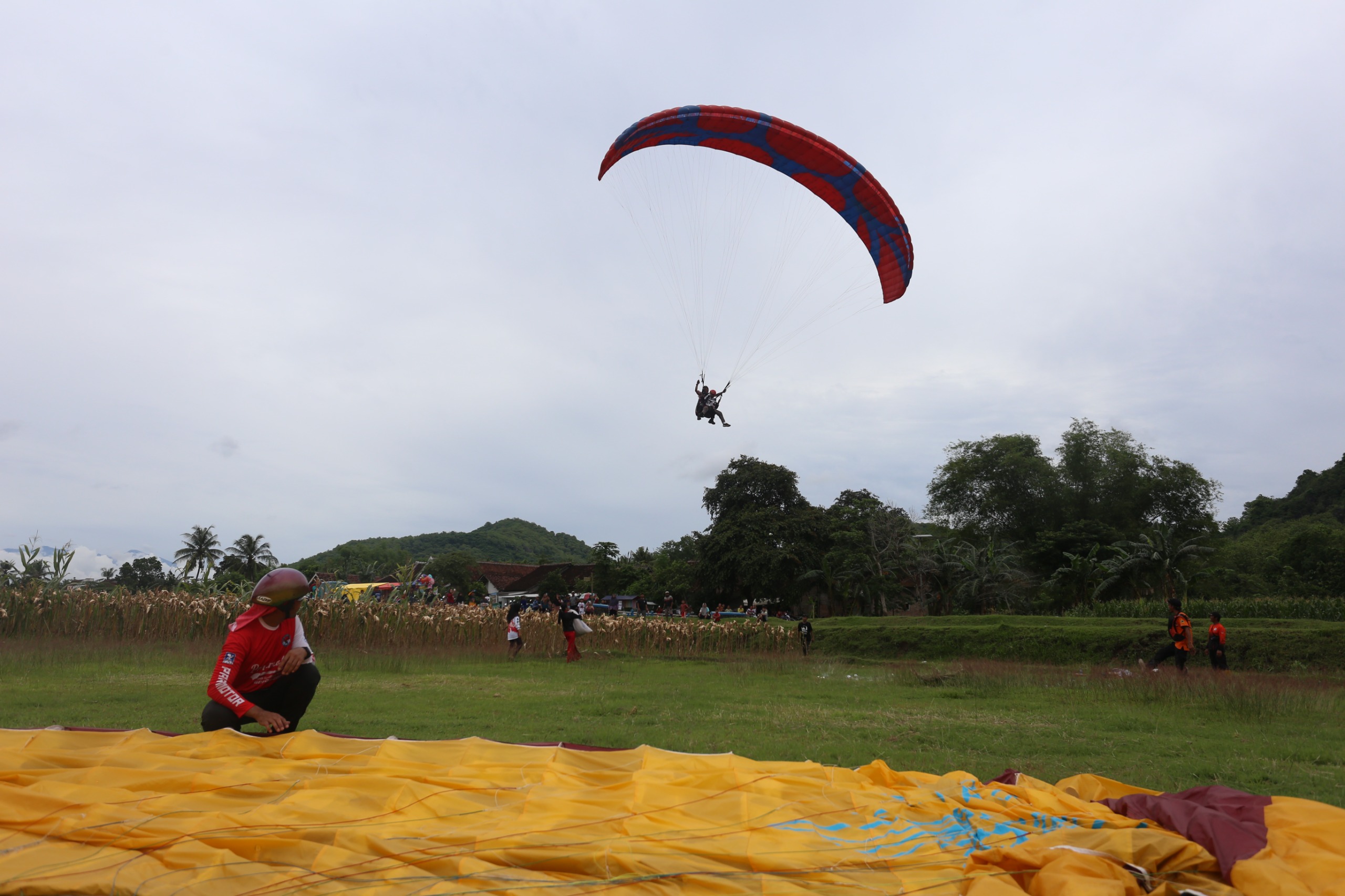 OLAHRAGA MINAT KHUSUS: Event festival paralayang yang digelar di Skyland Wuluhan beberapa waktu lalu, menjadi salah satu event sports tourism yang diadakan oleh Pemkab Jember melalui Dispora. (DOK RJ)