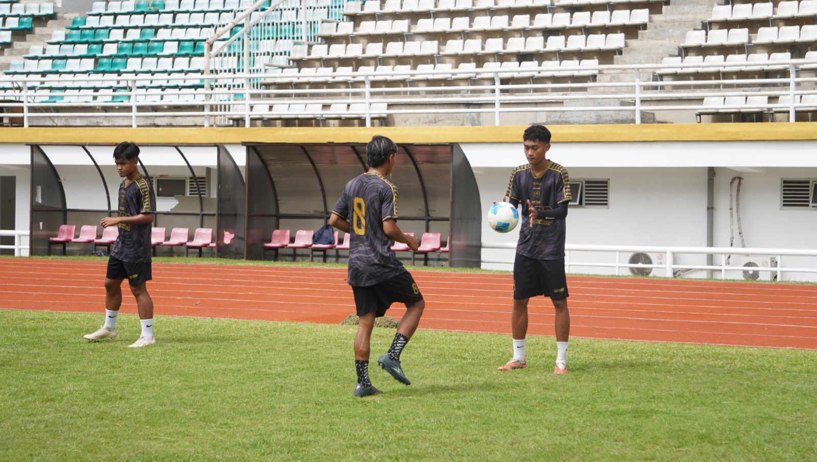 SIAP TANDING: Pemain Persid Jember melakoni latihan terakhir di Stadion JSG, kemarin pagi (3/1). (DOK RJ)