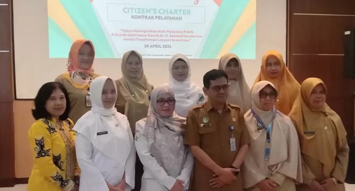 CITIZEN&rsquo;S CHARTER: Wadir Umum dan Keuangan RSUD dr H Koesnadi dr Lukman Hakim, mendampingi Yuana Dwi Agustin SKM MKes  Kaprodi D3 Keperawatan Unibo yang sedang tanda tangan perjanjian.