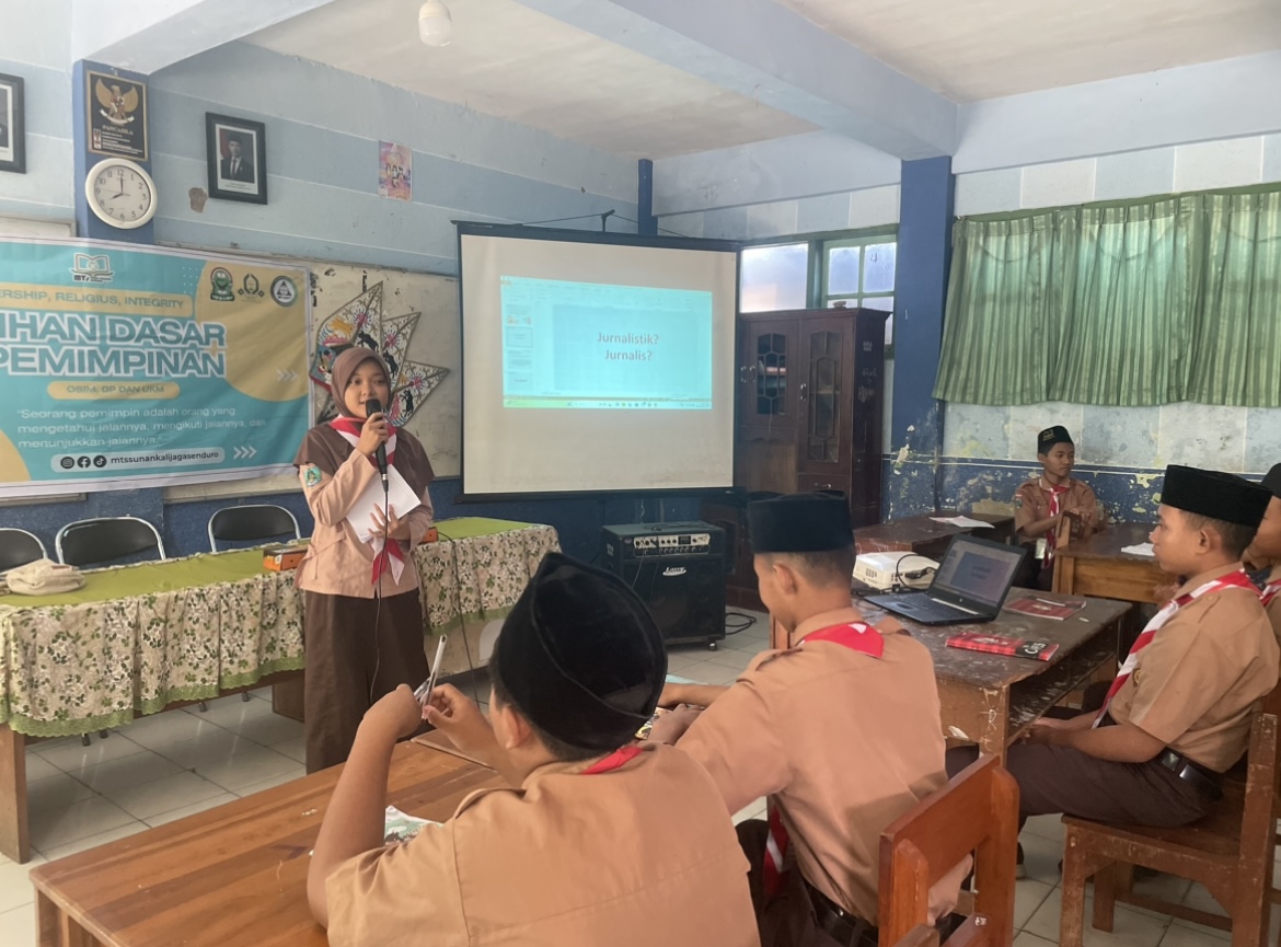 DILATIH: Sejumlah murid MTS Sunan Kalijaga, Senduro saat mengikuti kegiatan latihan dasar kepemimpinan (LDK) pada Sabtu (04/01), lalu.(ADE APRYANIS/RAME)