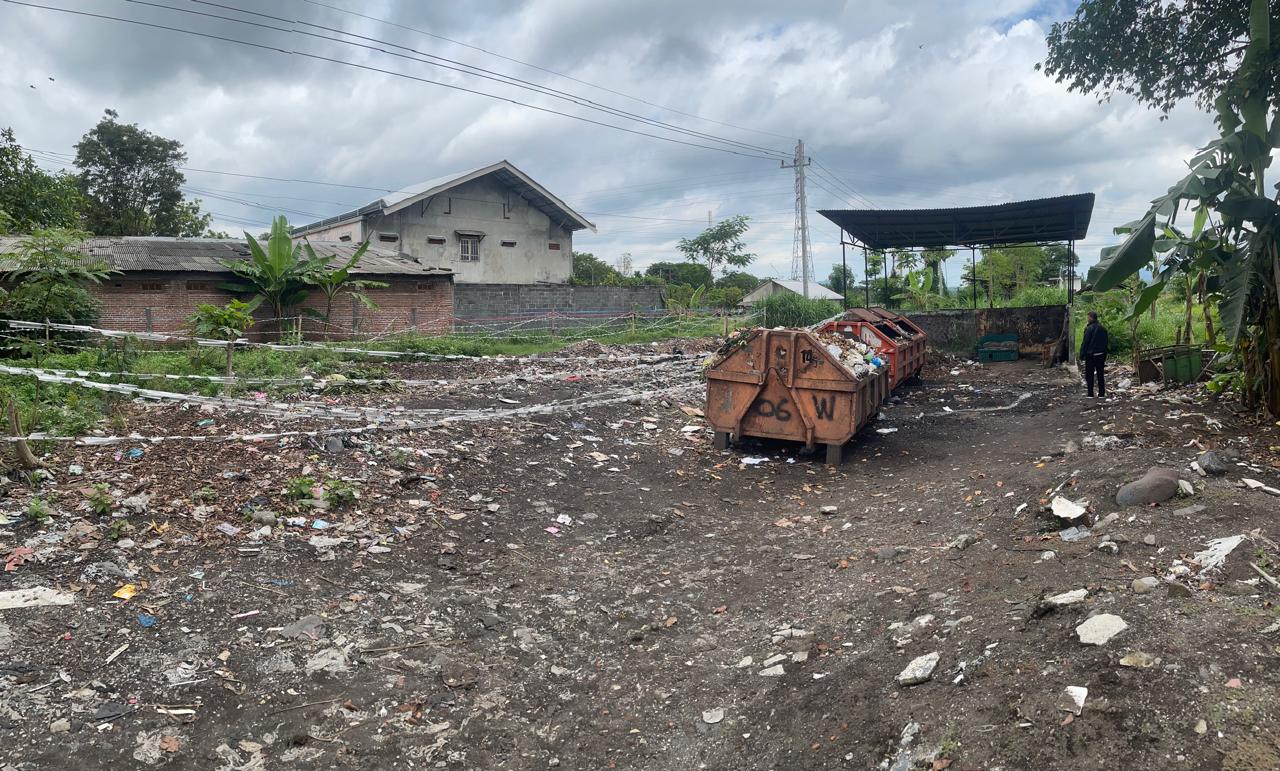 TERSEDIA: Penampakan tempat pembuangan sampah (TPS) yang terletak di Kecamatan Sukodono, beberapa waktu lalu.(ADE APRYANIS/RAME)