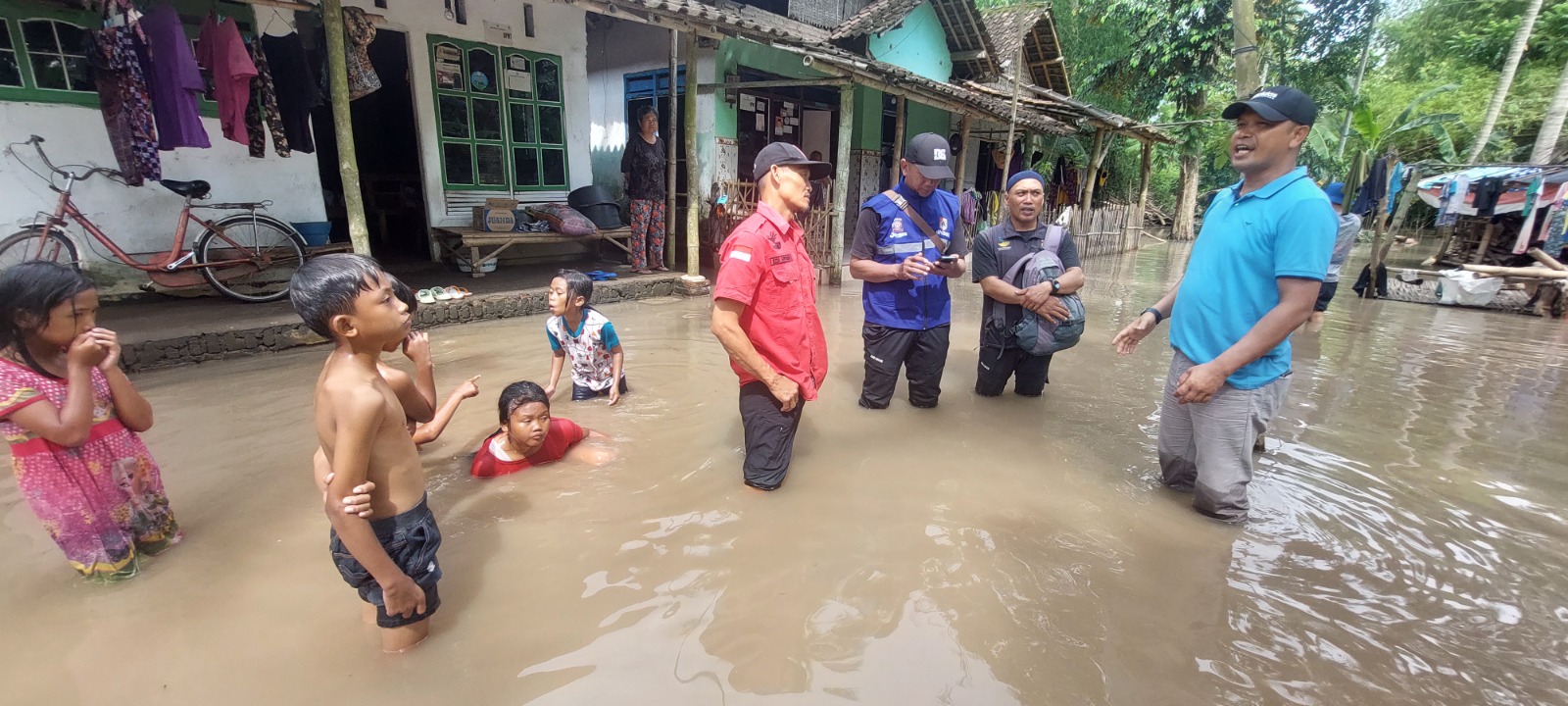 MASIH TERGENANG: Ketinggian air di sekitar rumah Atim, warga Dusun Kepel, Desa Lojejer, Kecamatan Wuluhan.