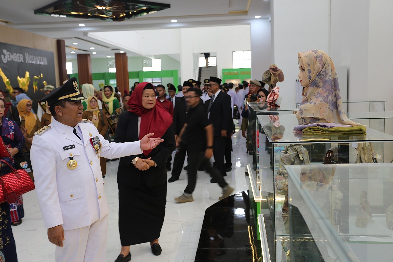DIPANTAU: Bupati Jember Hendy Siswanto memantau pelaku UMKM yang berjualan di Gedung Jember Nusantara, kemarin (6/1).