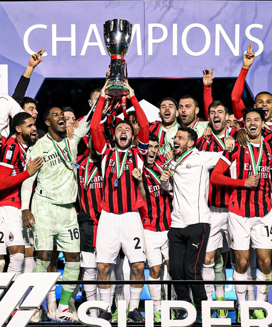 Prosesi angkat trofi Supercoppa italia yang dilakukan pemain AC Milan Sumber : Instagram official ac milan