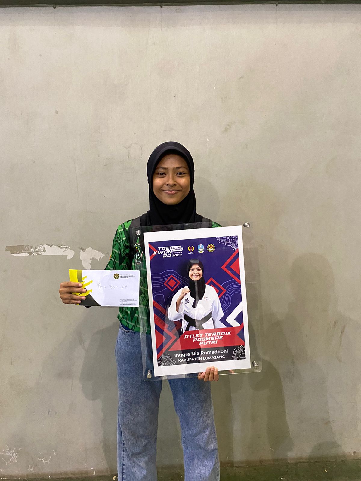MEMBANGGAKAN: Sejumlah capaian prestasi gemilang yang dipersembahkan oleh Inggra Nia Romadhoni untuk Lumajang di cabor taekwondo.(SRI HOVIDA FOR RAME)