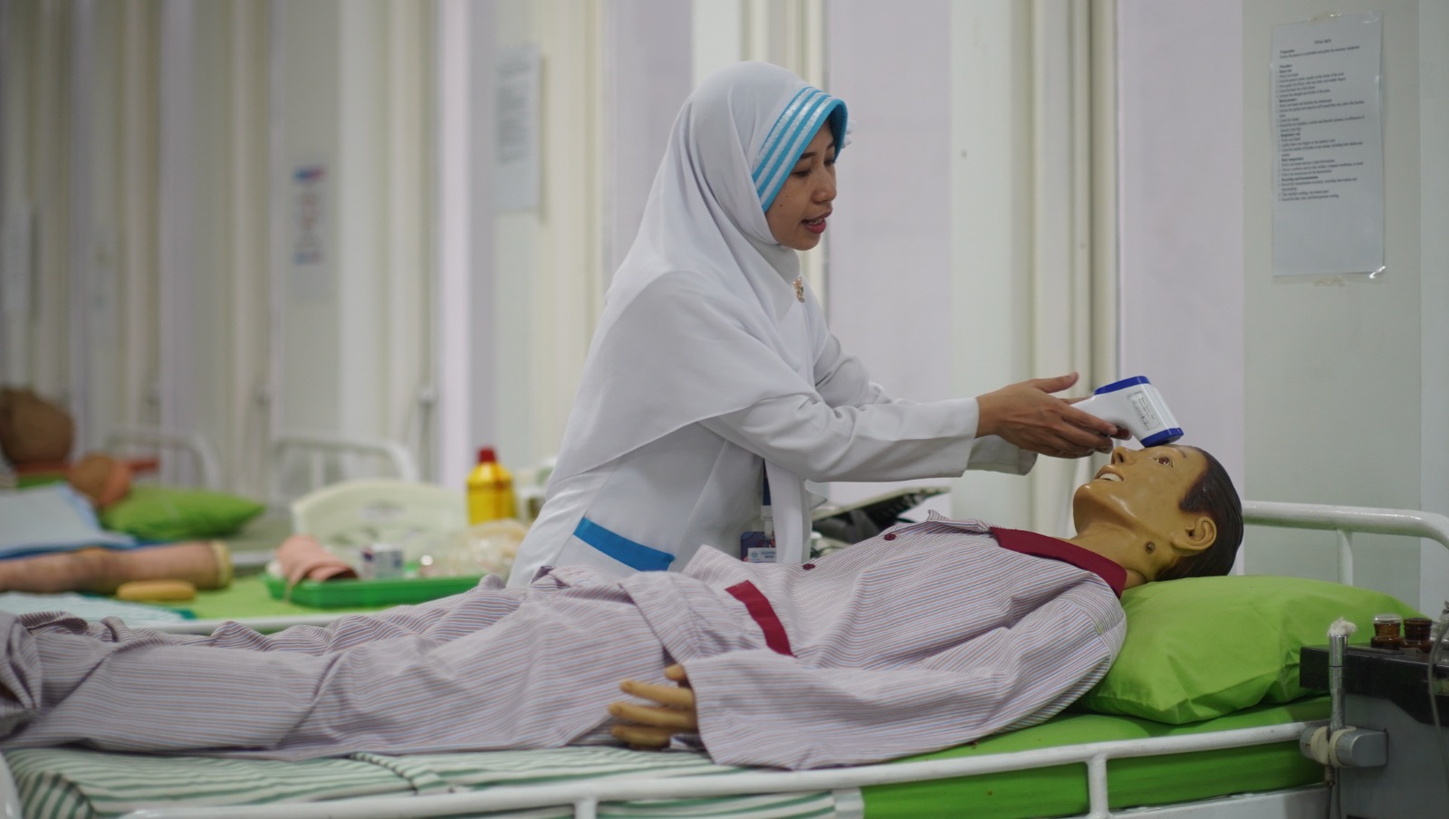 HARUS TELITI: Perawat di RSBS, Livia Barawansyah, mempraktikkan prosedur penanganan pasien instalasi gawat darurat.