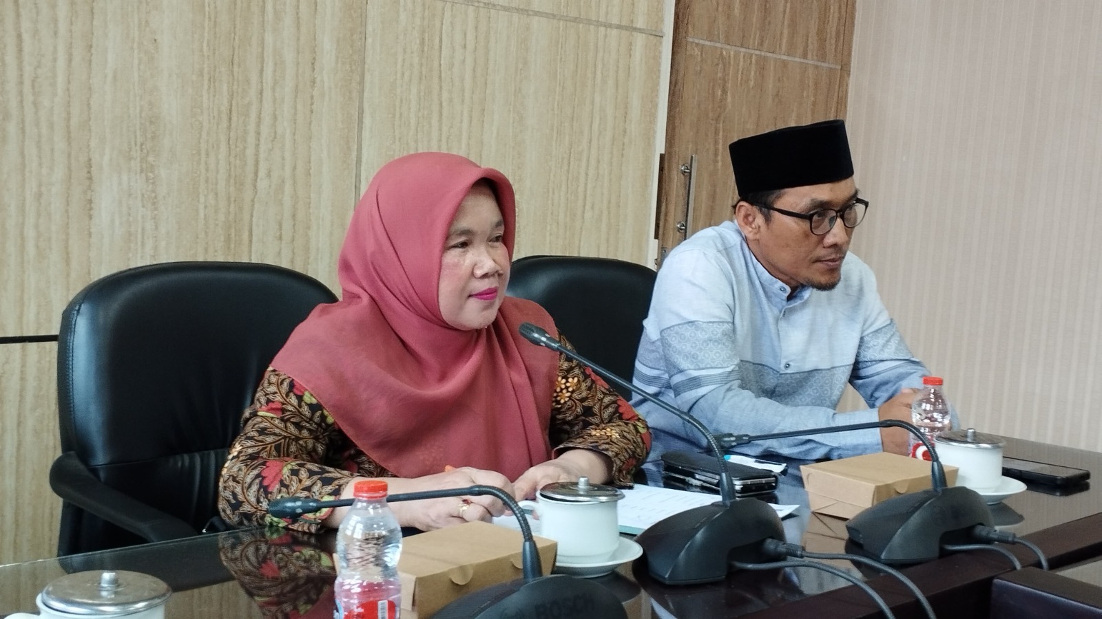 EVALUASI: Ketua Komisi D DPRD Jember Sunarsi Khoris memimpin rapat dengar pendapat dengan BPJS Kesehatan Jember dengan agenda evaluasi pelayanan kesehatan di Kantor DPRD Jember, Selasa (7/1).