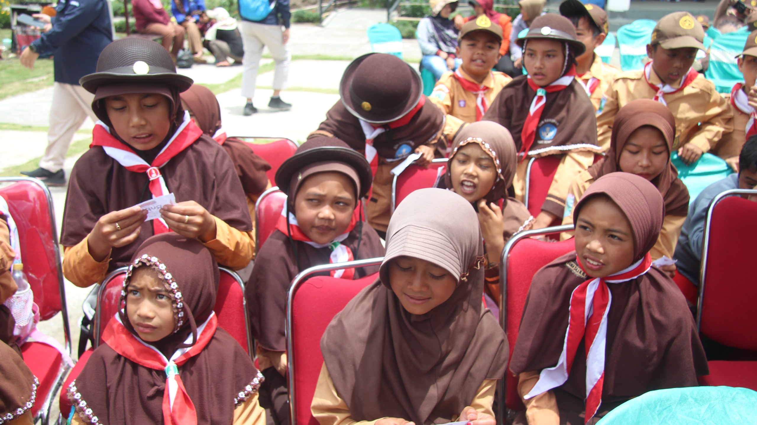 SASARAN: Siswa sekolah dasar di Kecamatan Senduro saat menjalani pembelajaran di luar ruangan, kemarin.(MUHAMMAD HASBI/RAME)