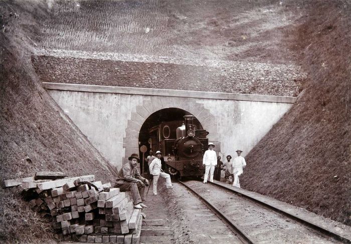 Tampak terowongan Garahan Silo Jember, ketika pada era kolonial Belanda masa itu.(DOK WIKIPEDIA)