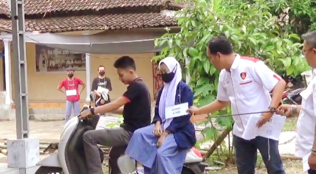 REKA ULANG: Rekontruksi kasus pemerkosaan yang dilakukan enam orang pria, di Kecamatan Bangsalsari, Jember (7/1). (NAWAWI)