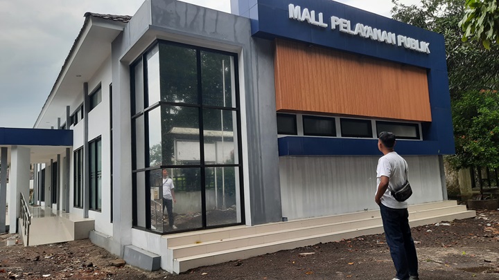 SUDAH DIBANGUN: Salah seorang warga sekitar yang melihat bangunan MPP yang terletak di Jalan A. Yani sudah rampung, kemarin (9/1).
