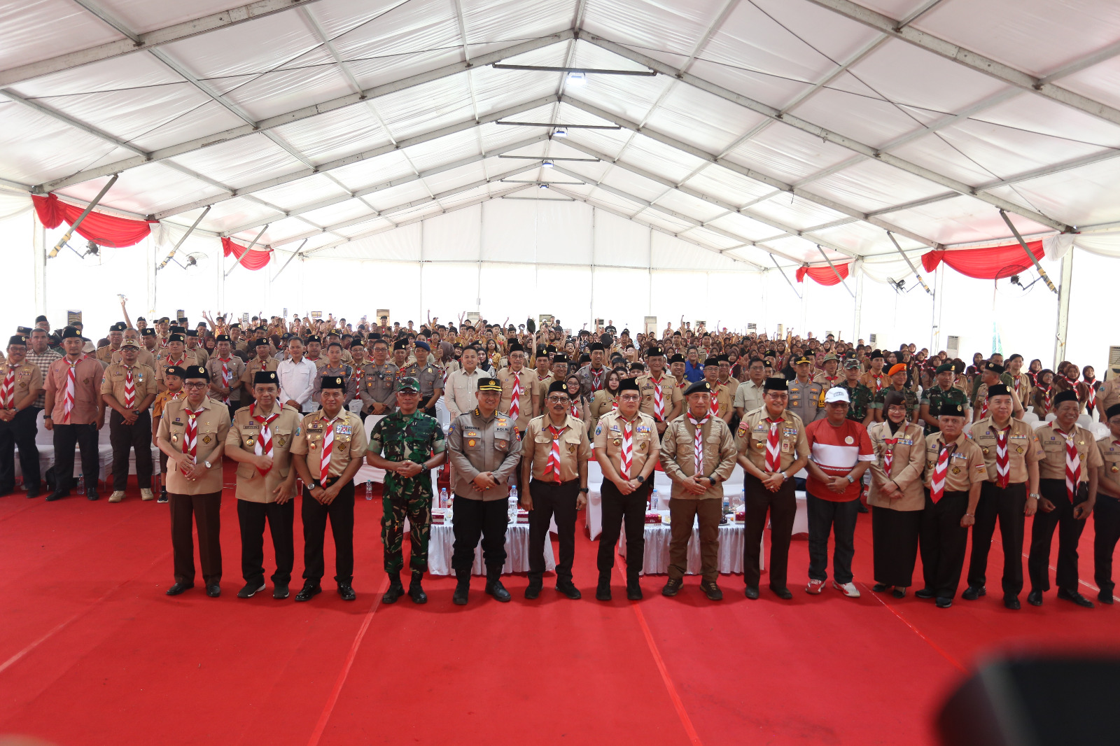 HANGAT: Ketua Kwarda Gerakan Pramuka Jawa Timur dan Kwarnas Pramuka, serta Pj Gubernur Jatim, berfoto bersama seusai memberikan paparan dalam pameran Pramuka Produktif dan Simulasi Makan Bergizi
