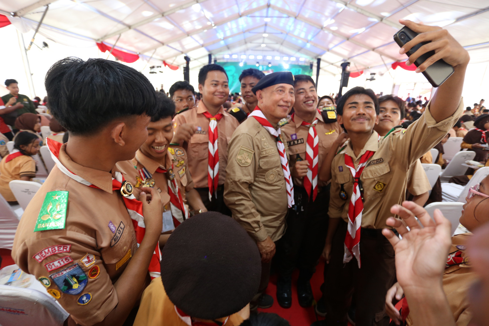 BERSINERGI: Ketua Kwarda Gerakan Pramuka Jatim dan Ketua Kwarnas, HM. Arum Sabil dan Sri Puryono KS, serta Pj Gubernur Jatim Adhy Karyono dan para stakeholder saat foto bersama anak-anak, seusai menya